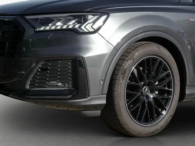 Audi Q7 view 13