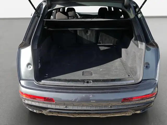 Audi Q7 view 11