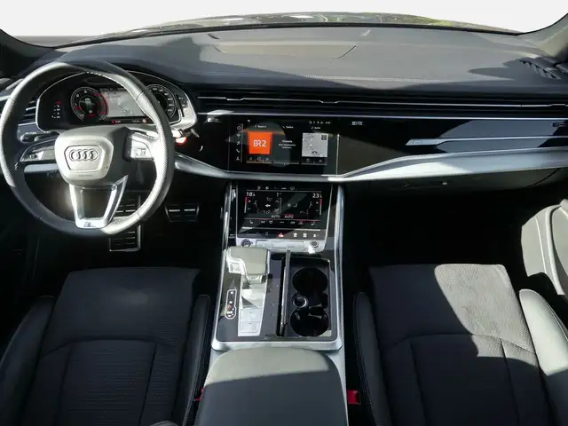 Audi Q7 view 5