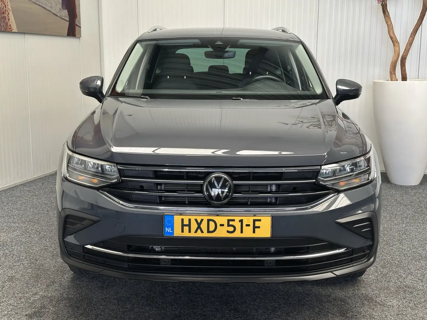 Volkswagen Tiguan 1.5 TSI LIFE NAVIGATIE ADAPTIVE CRUISE CONTROL CLI Grijs - 2