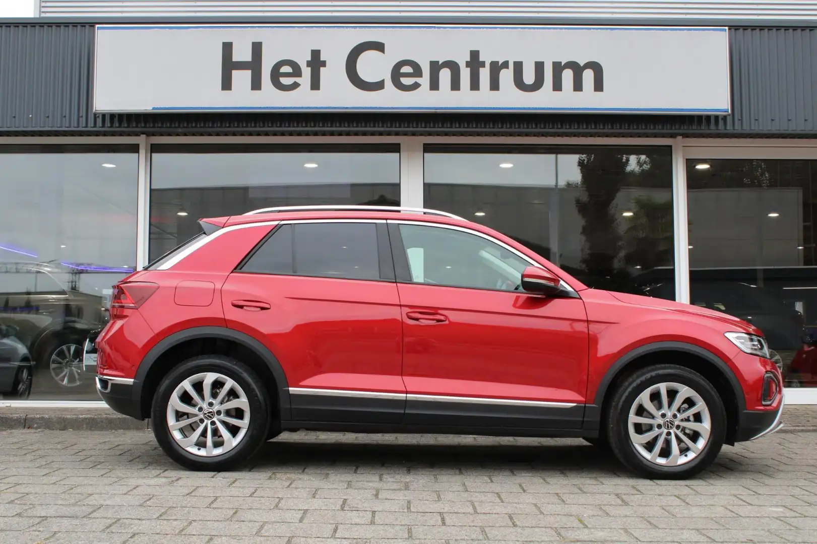 Volkswagen T-Roc 1.5 TSI 150PK Automaat Style / Leer /IQ LED / ACC Rood - 2