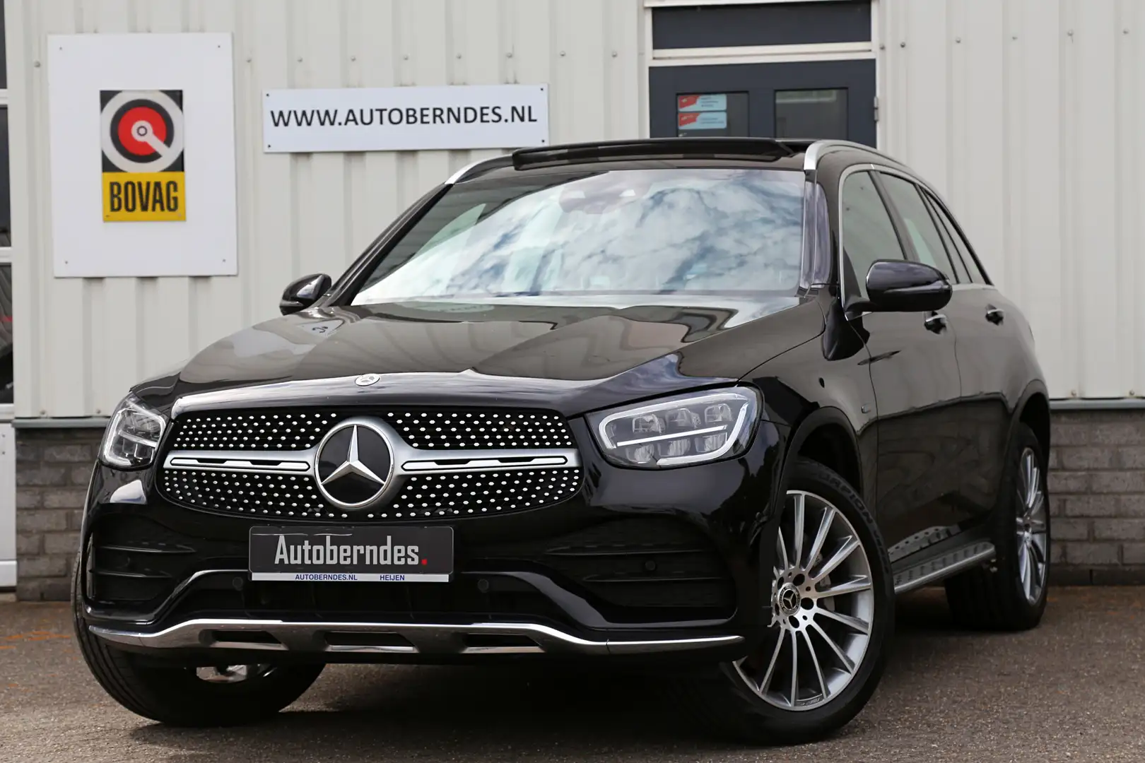 Mercedes-Benz GLC 300 300e 4MATIC Plug in hybride PHEV AMG*Perfect Onder Zwart - 1