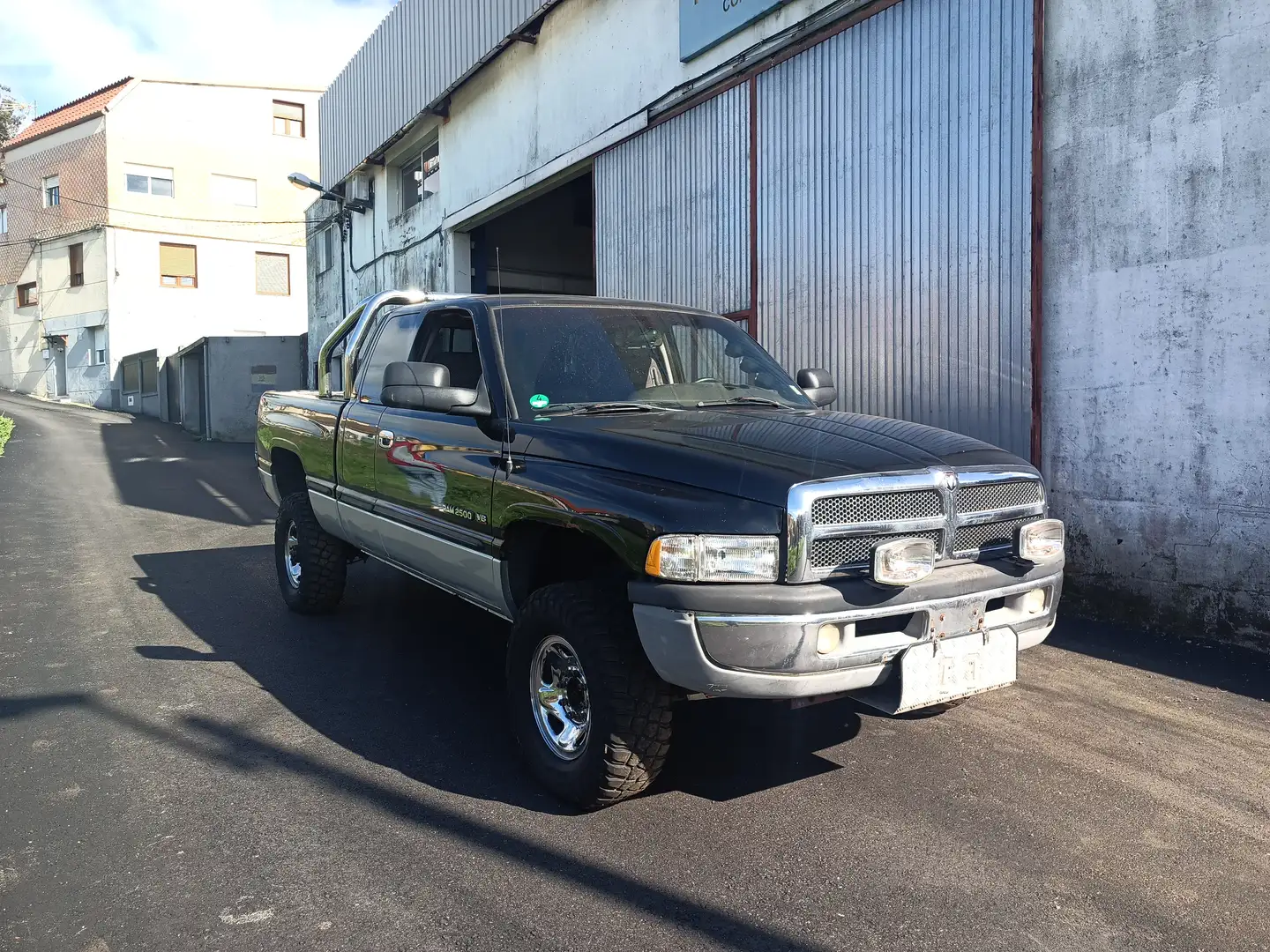 Dodge RAM 2500 4x4 V8 Magnum Negro - 2