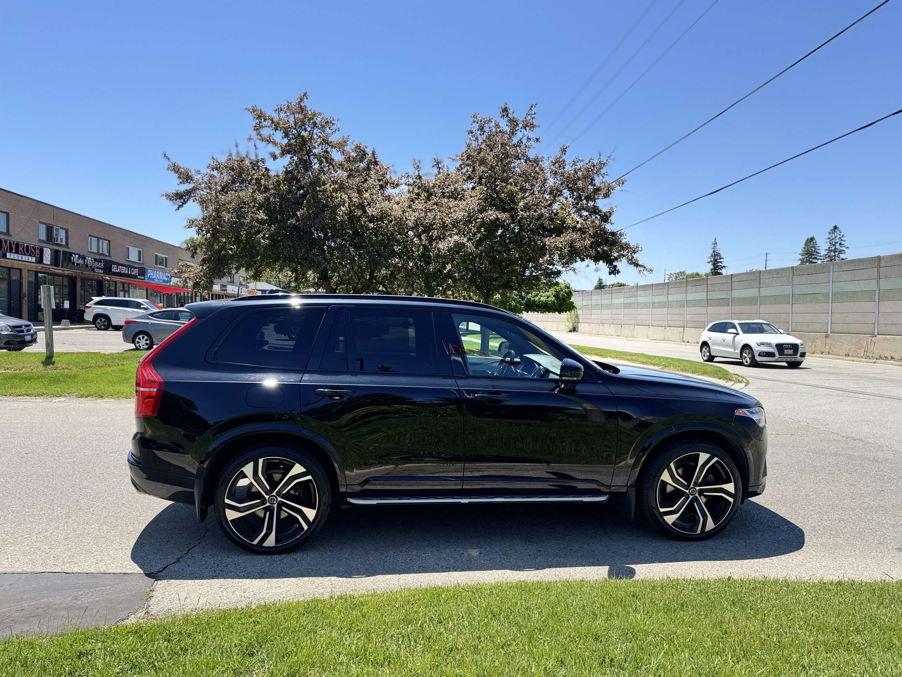 2021 Volvo XC90 T6 AWD R-Design 7-Seater thumb 8
