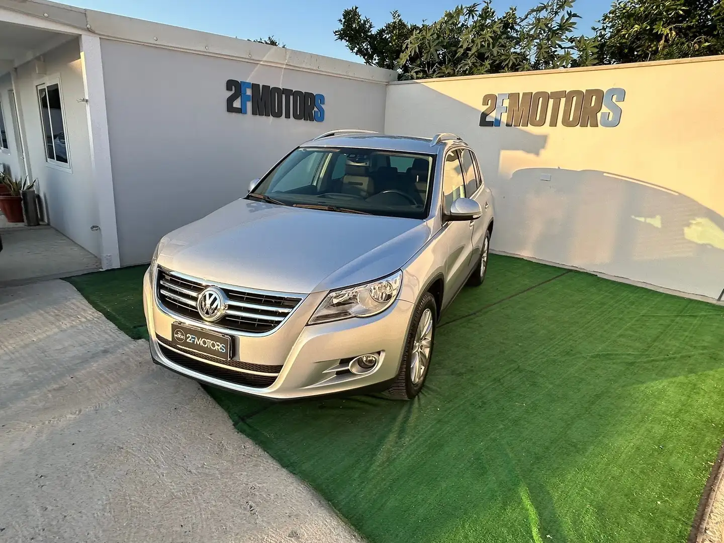 Volkswagen Tiguan 2.0 tdi Track&Field 4motion tip tronic Silber - 2