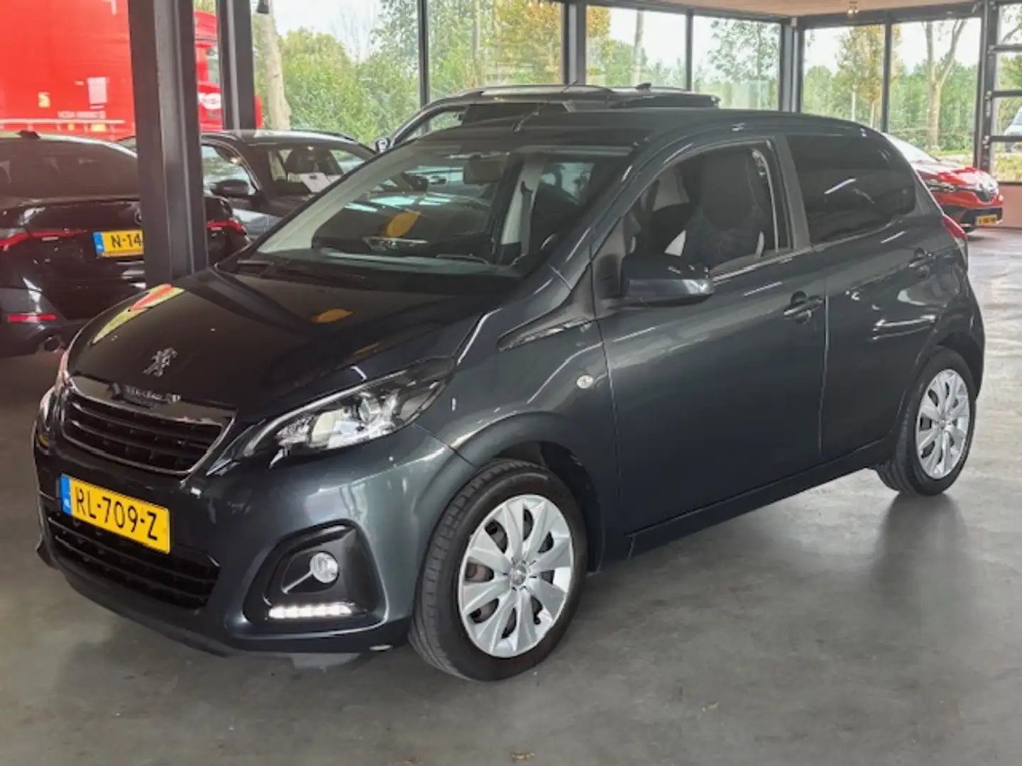 Peugeot 108 1.0 e-VTi 68pk 5D TOP! Active Grijs - 1