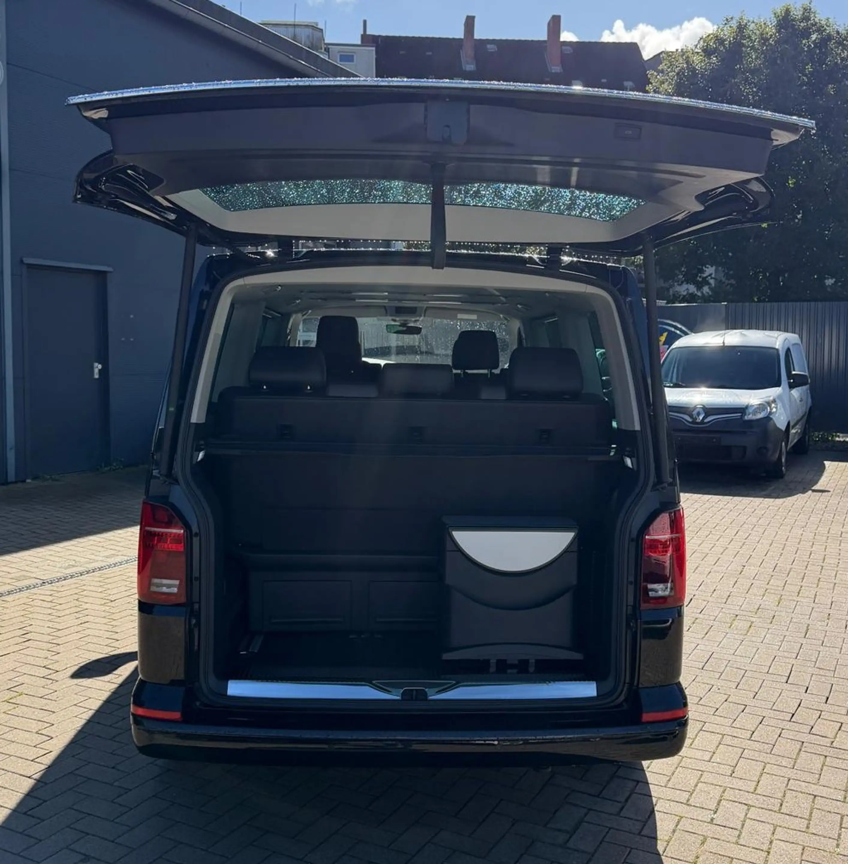 Volkswagen T6.1 Multivan 4MOTION Highline — photo 11