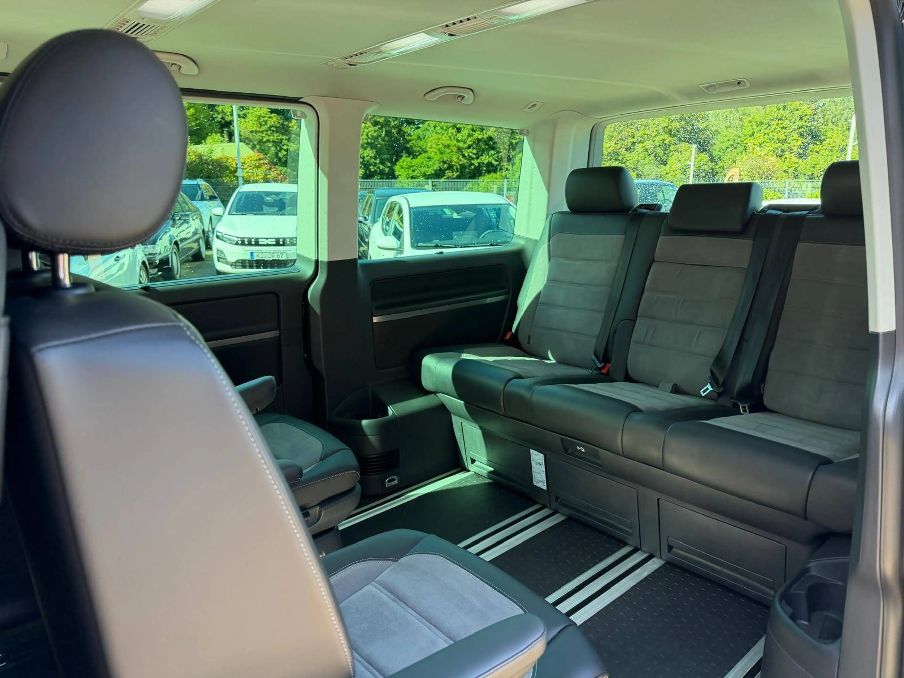 Volkswagen T6.1 Multivan 4MOTION Highline — photo 9
