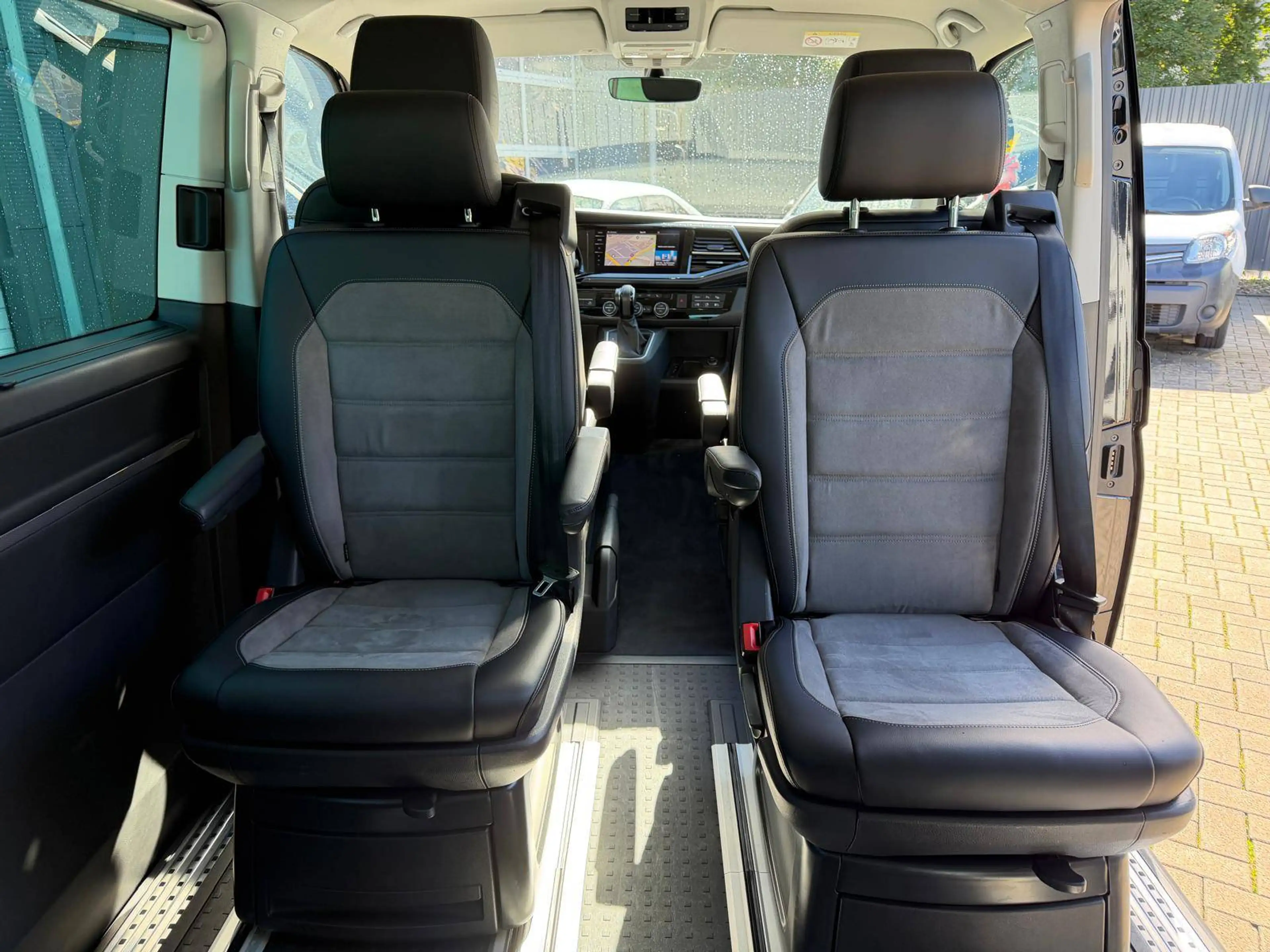 Volkswagen T6.1 Multivan 4MOTION Highline — photo 10