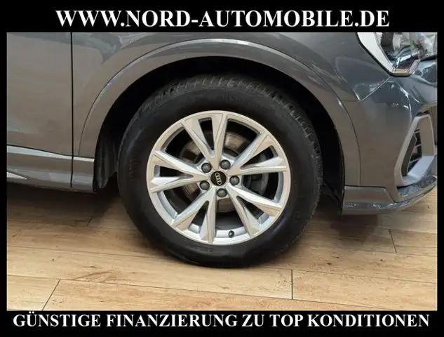 Audi Q3 view 14