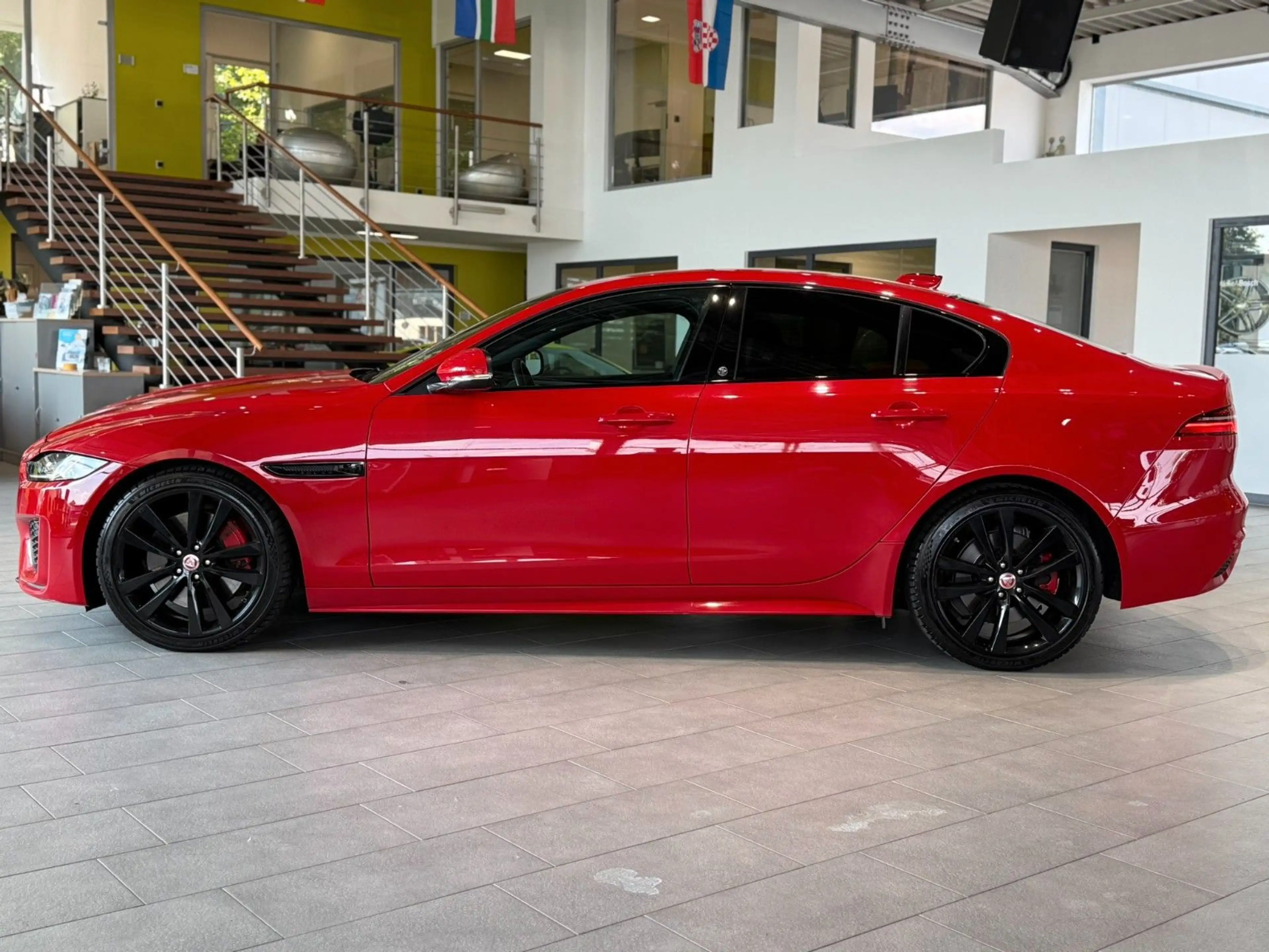 Jaguar XE R-Dynamic SE*HUD*360°*Meridian*Vollleder* — photo 3