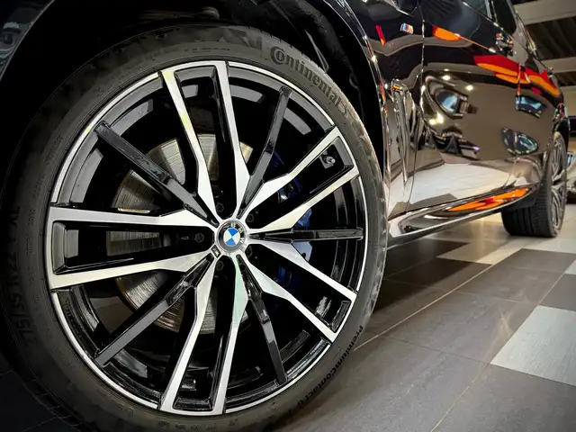 BMW X5 M view 3