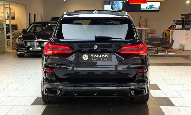 BMW X5 M view 8