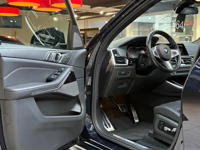 BMW X5 M view 10