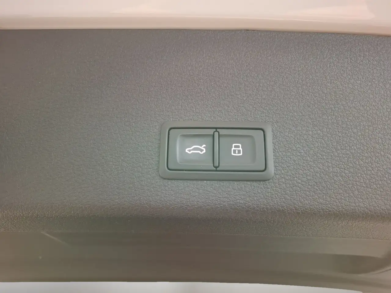 Audi Q8 e-tron 55 quattro S line S-Line AHK HUD Matrix 19