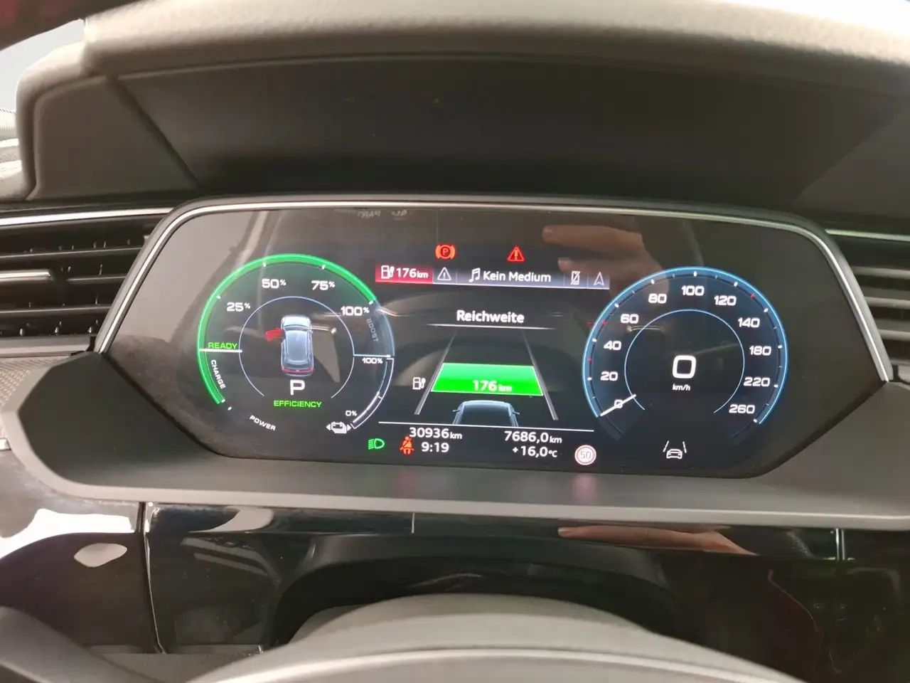 Audi Q8 e-tron 55 quattro S line S-Line AHK HUD Matrix 13