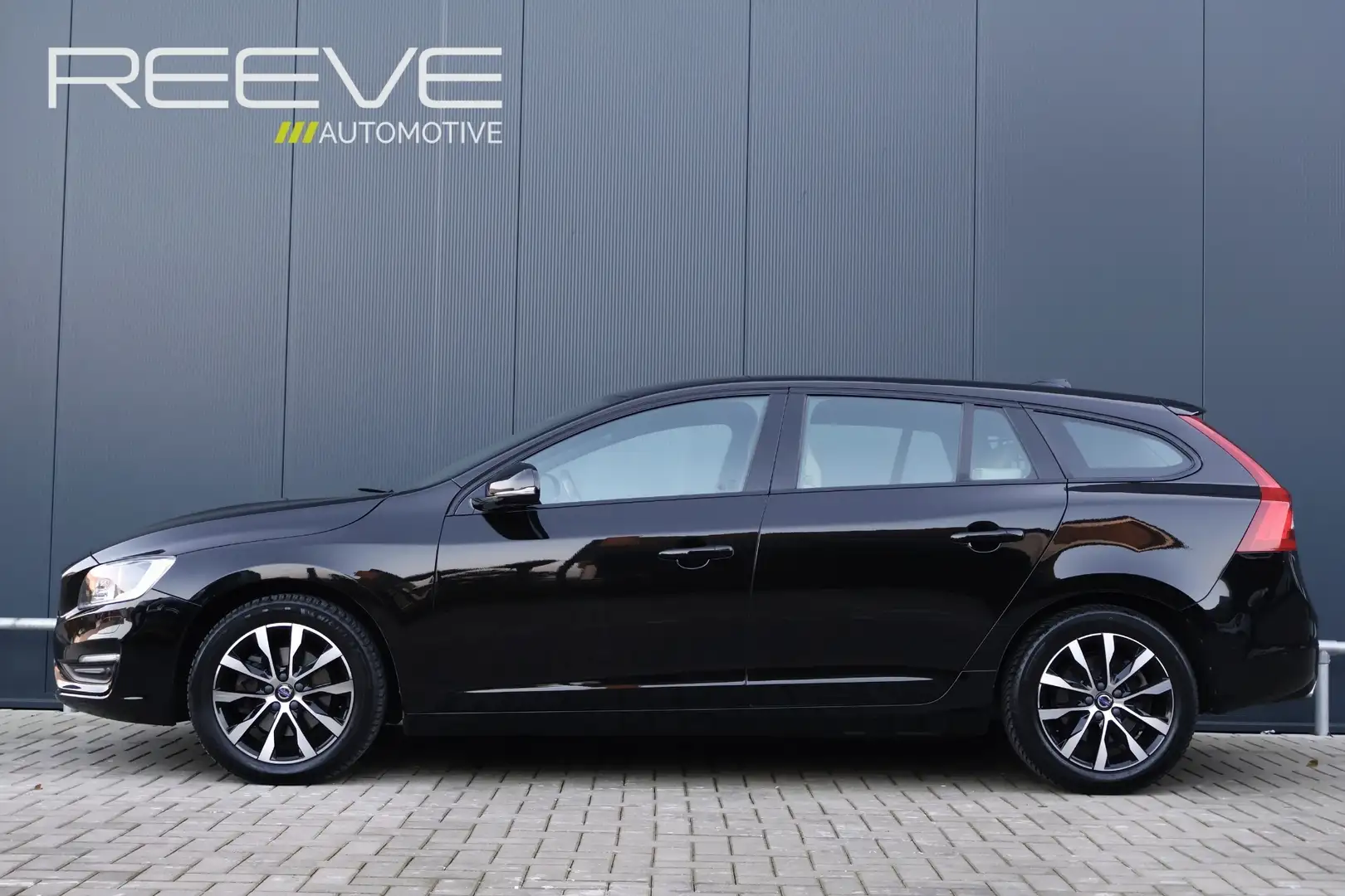 Volvo V60 1.5 T3 Polar+ Dynamic Automaat | Leer | Afn. Trekh Noir - 2