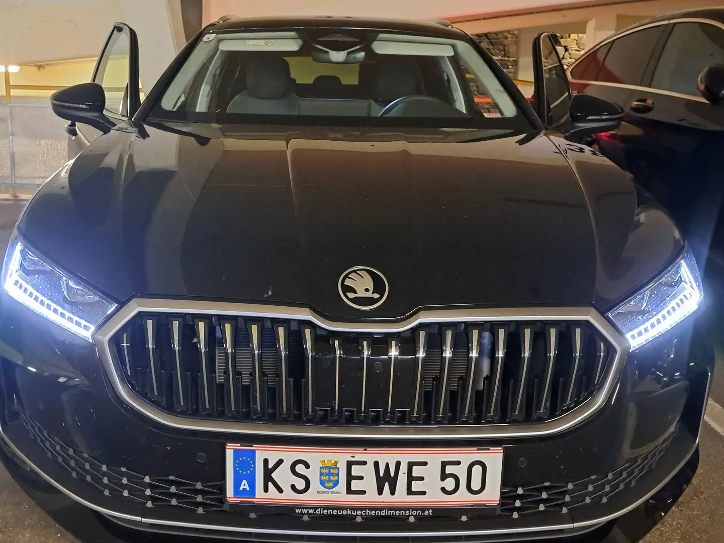 Skoda Superb Superb Kombi 2,0 TDI Essence DSG Essence Schwarz - 2