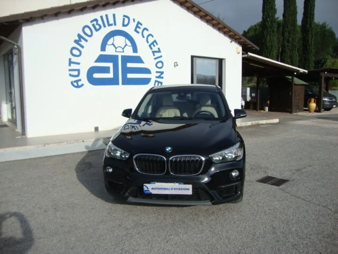 BMW X1 sDrive18d Business Noir - 1