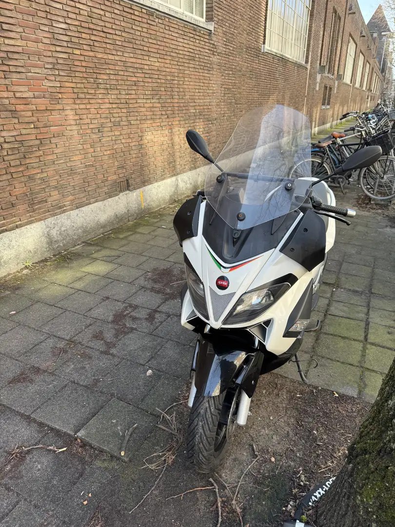 Aprilia SR Max 300 - 1