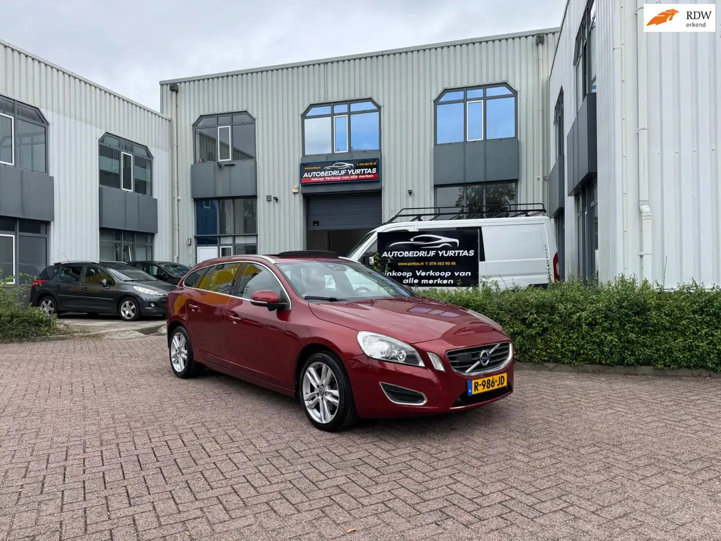 Volvo V60 1.6 T4F Summum Rouge - 1