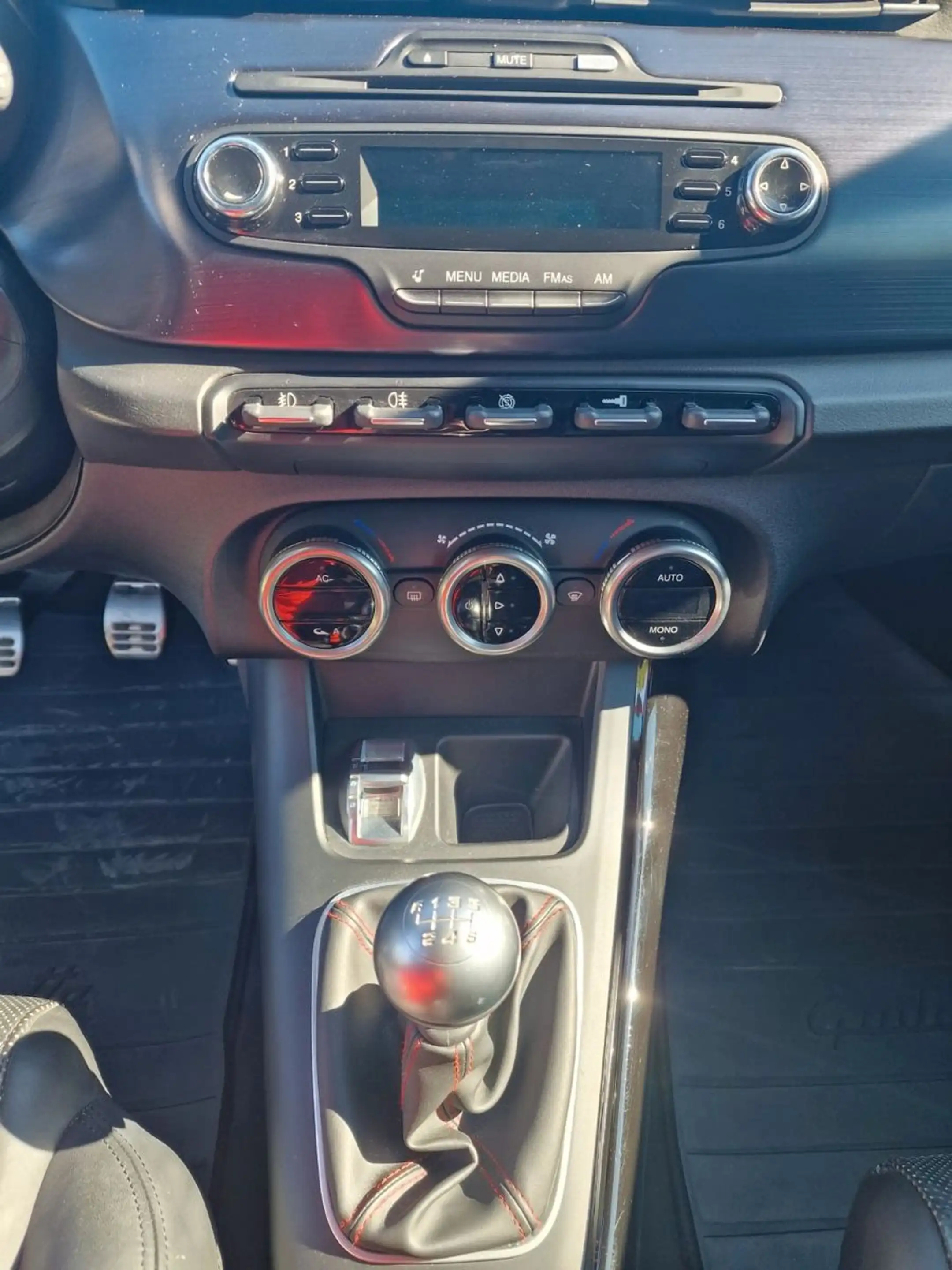 Alfa Romeo Giulietta Turismo — photo 12