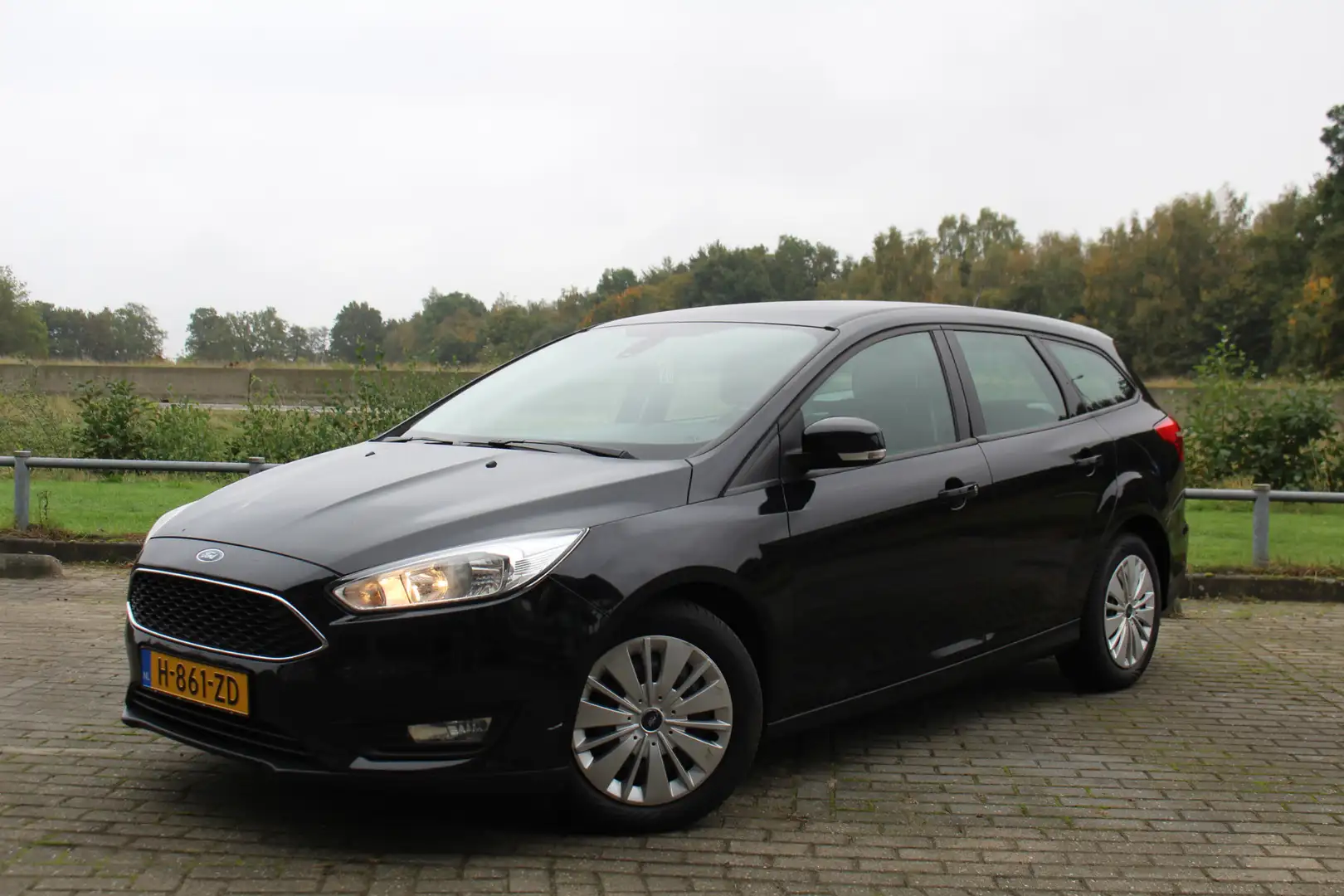 Ford Focus Wagon 1.5 TDCI AUTOMAAT Business Clima Cruise Trek Negro - 2