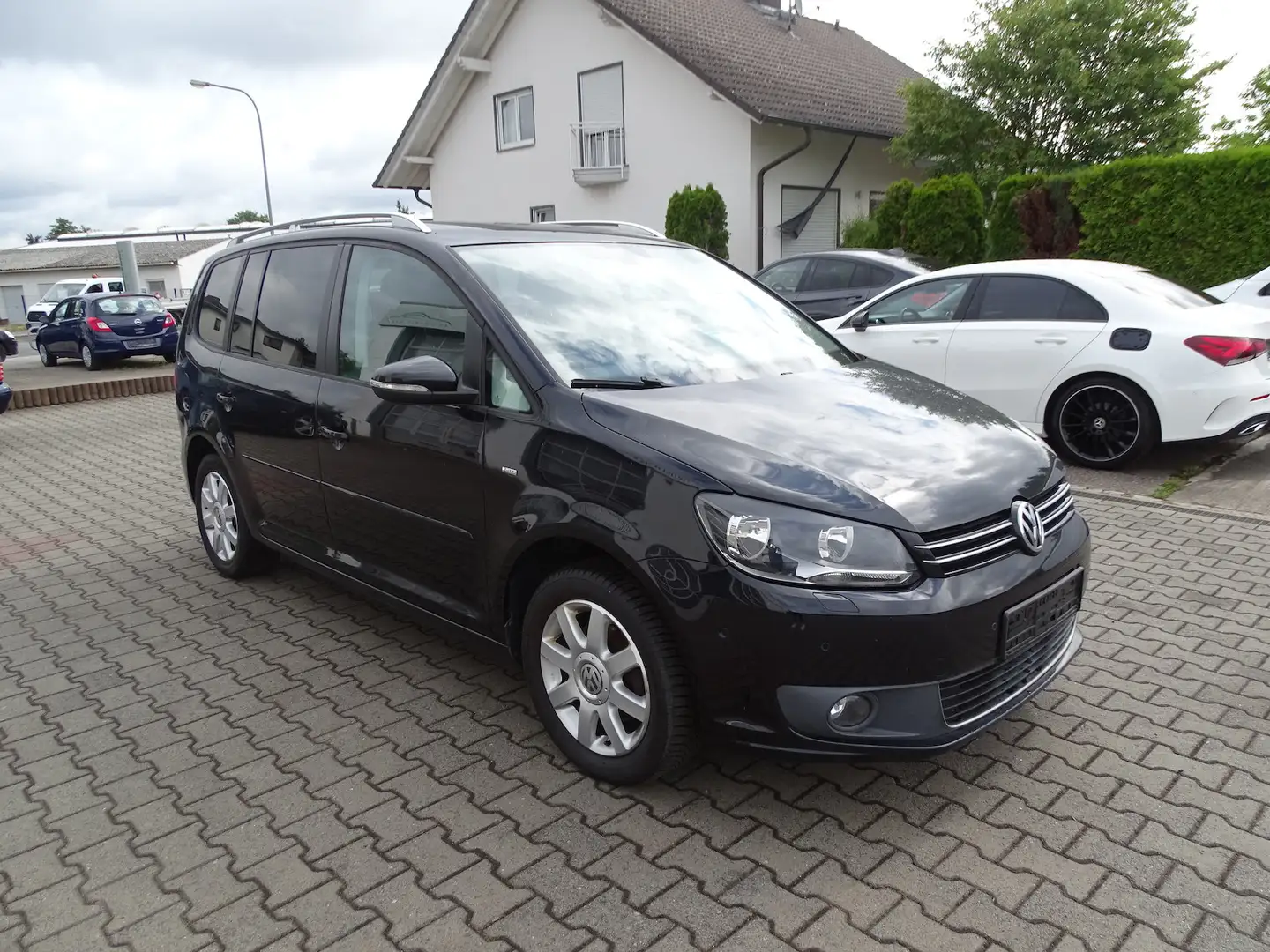 Volkswagen Touran 1,2l TSI Cup Navi, Sitzheizung, Klimaauto. Schwarz - 1