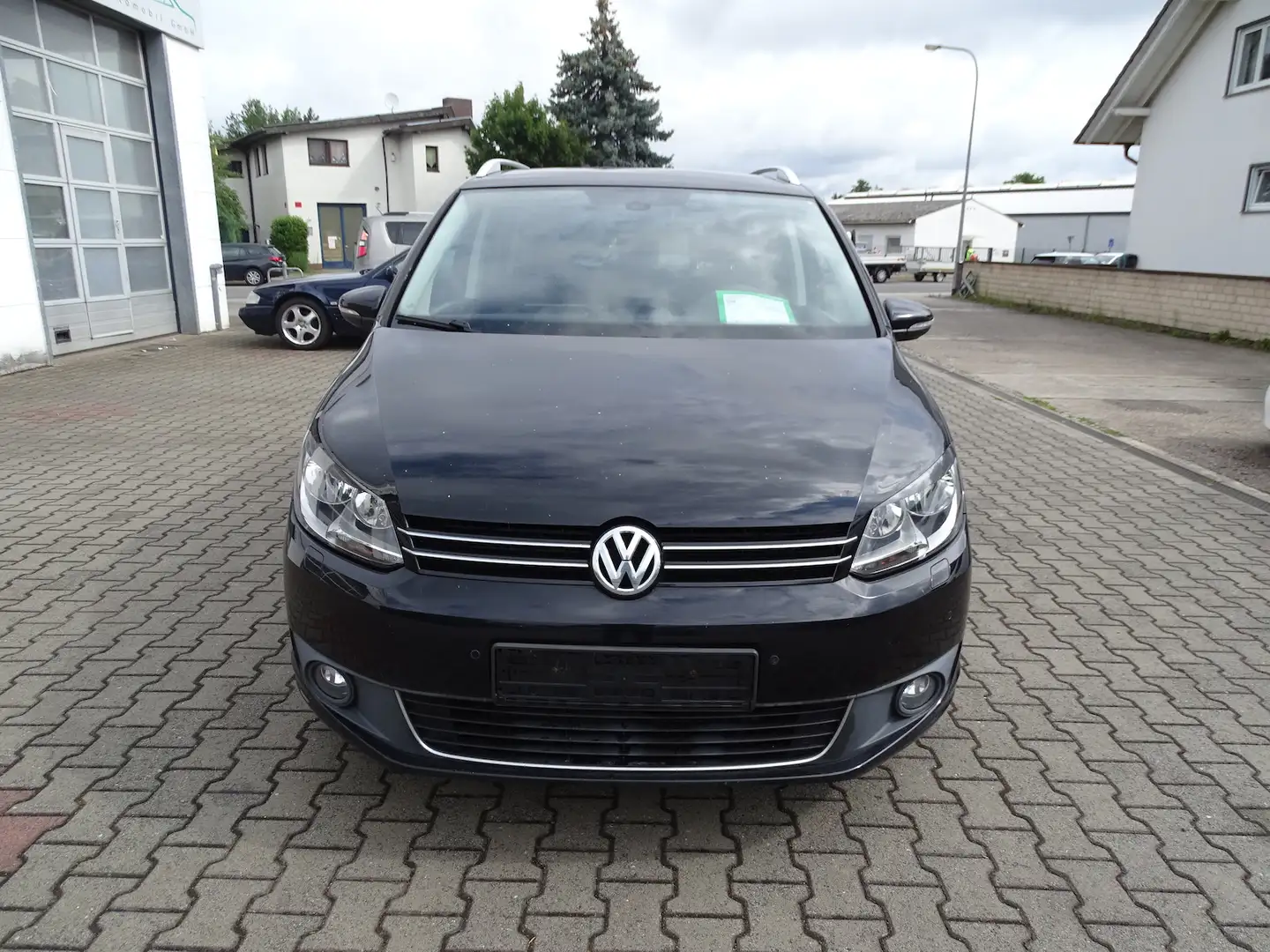 Volkswagen Touran 1,2l TSI Cup Navi, Sitzheizung, Klimaauto. Schwarz - 2