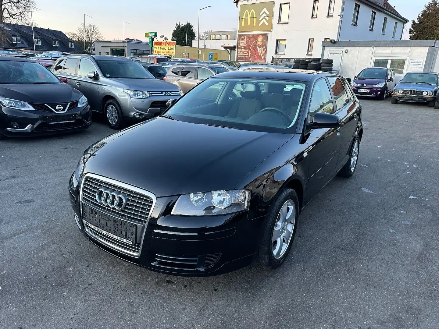 Audi A3 Sportback 1.6 Attraction Schwarz - 1