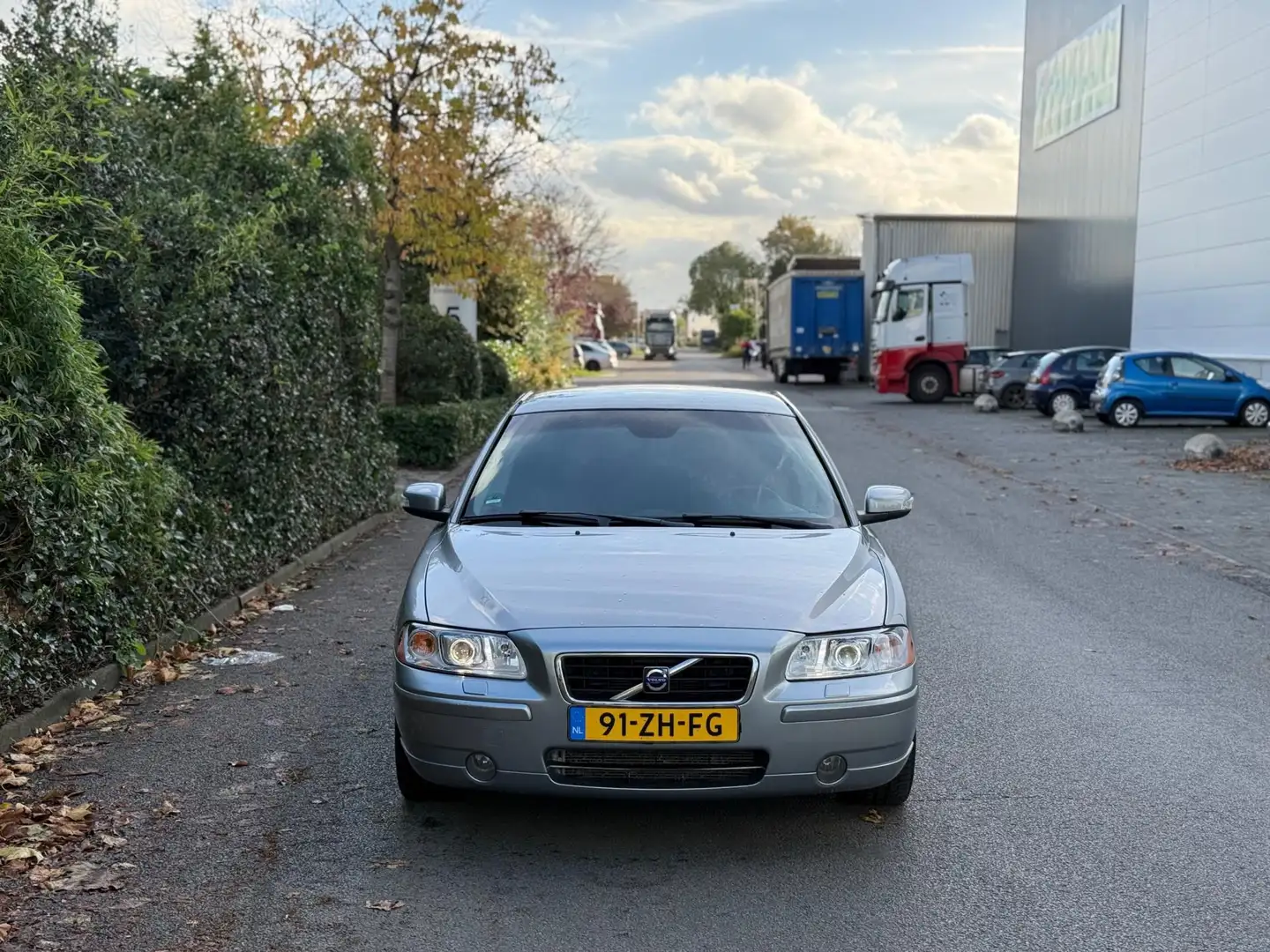 Volvo S60 2.4 Drivers Edition XENON/LEDER/CLIMA/CARPLAY! Grijs - 2