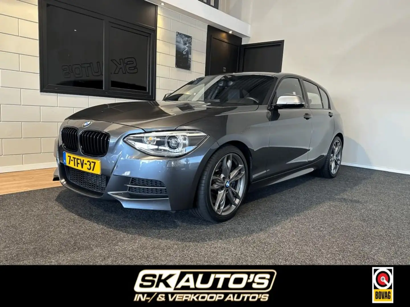 BMW 135 M135I XD. HIGH EXE. NAP l 320PK l MEMORY l H&K l M Grijs - 1