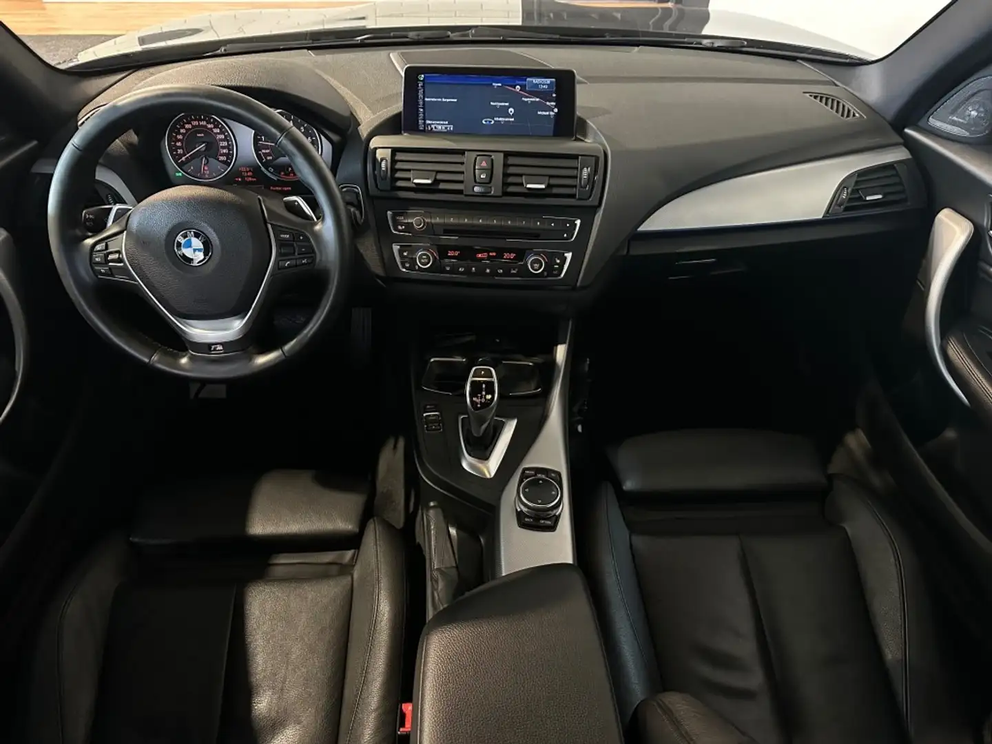 BMW 135 M135I XD. HIGH EXE. NAP l 320PK l MEMORY l H&K l M Grijs - 2