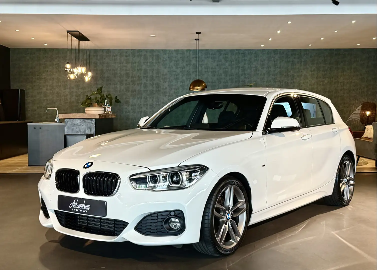 BMW 118 1-serie 118i M-Sportpakket I Automaat I NL auto Wit - 1