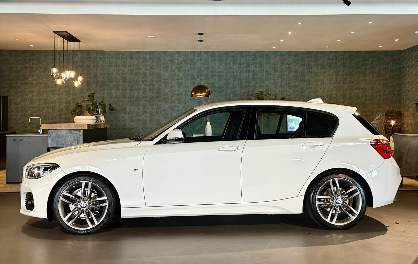 BMW 118 1-serie 118i M-Sportpakket I Automaat I NL auto Wit - 2