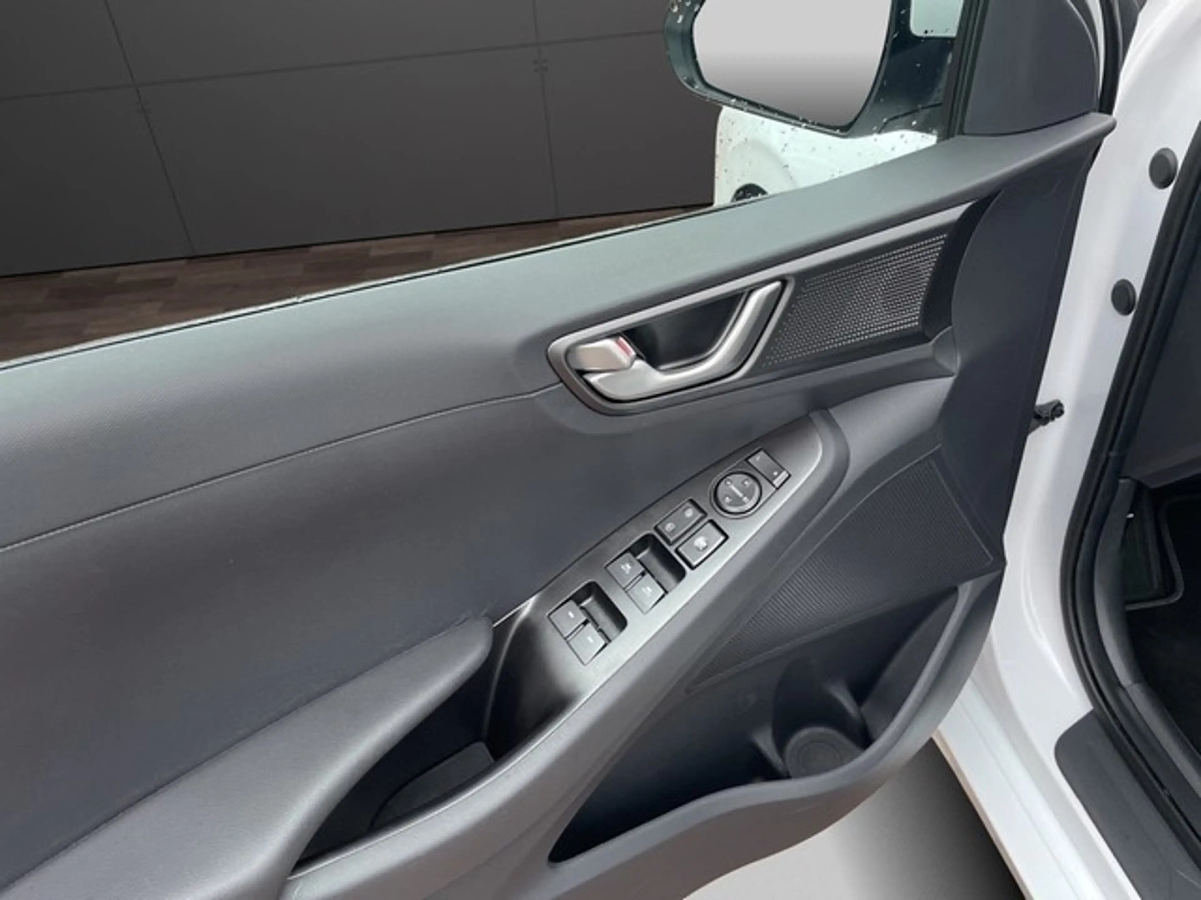 Hyundai IONIQ 1.6GDI Hybrid *Trend*SHA+RFK+Stzhzg+GJR+ — photo 10