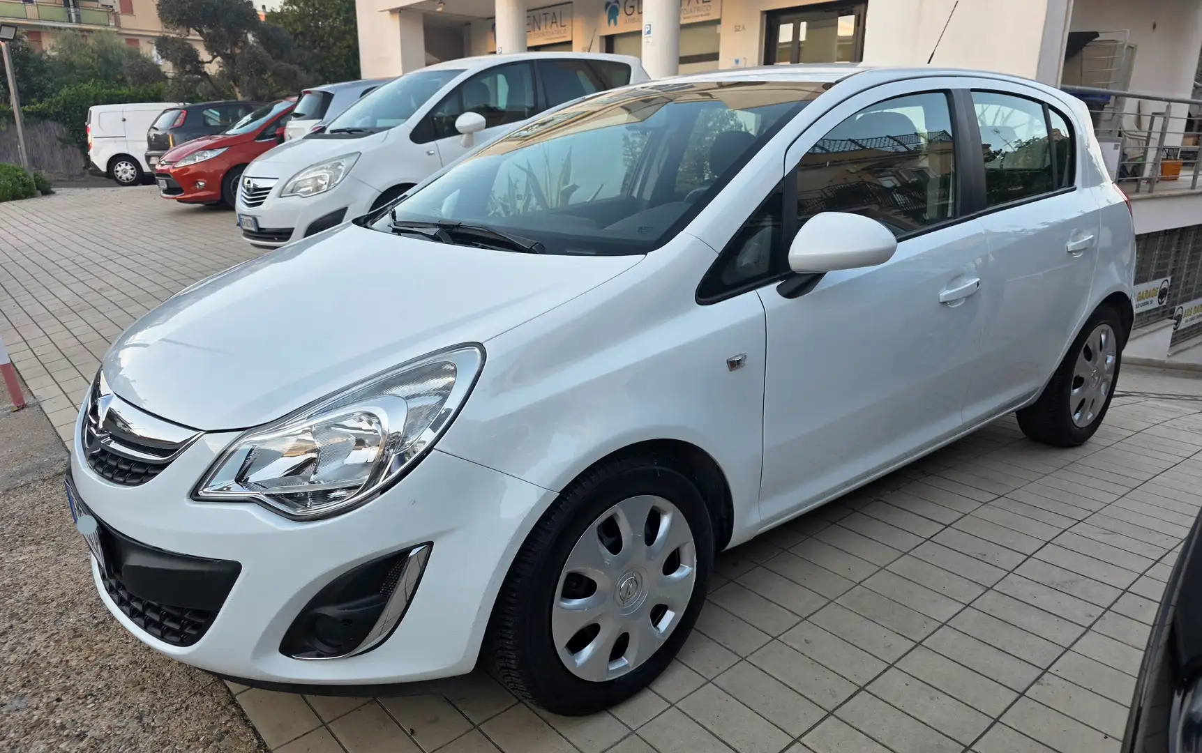 Opel Corsa Corsa IV 2010 5p 1.2 Edition (elective) 85cv Blanc - 1