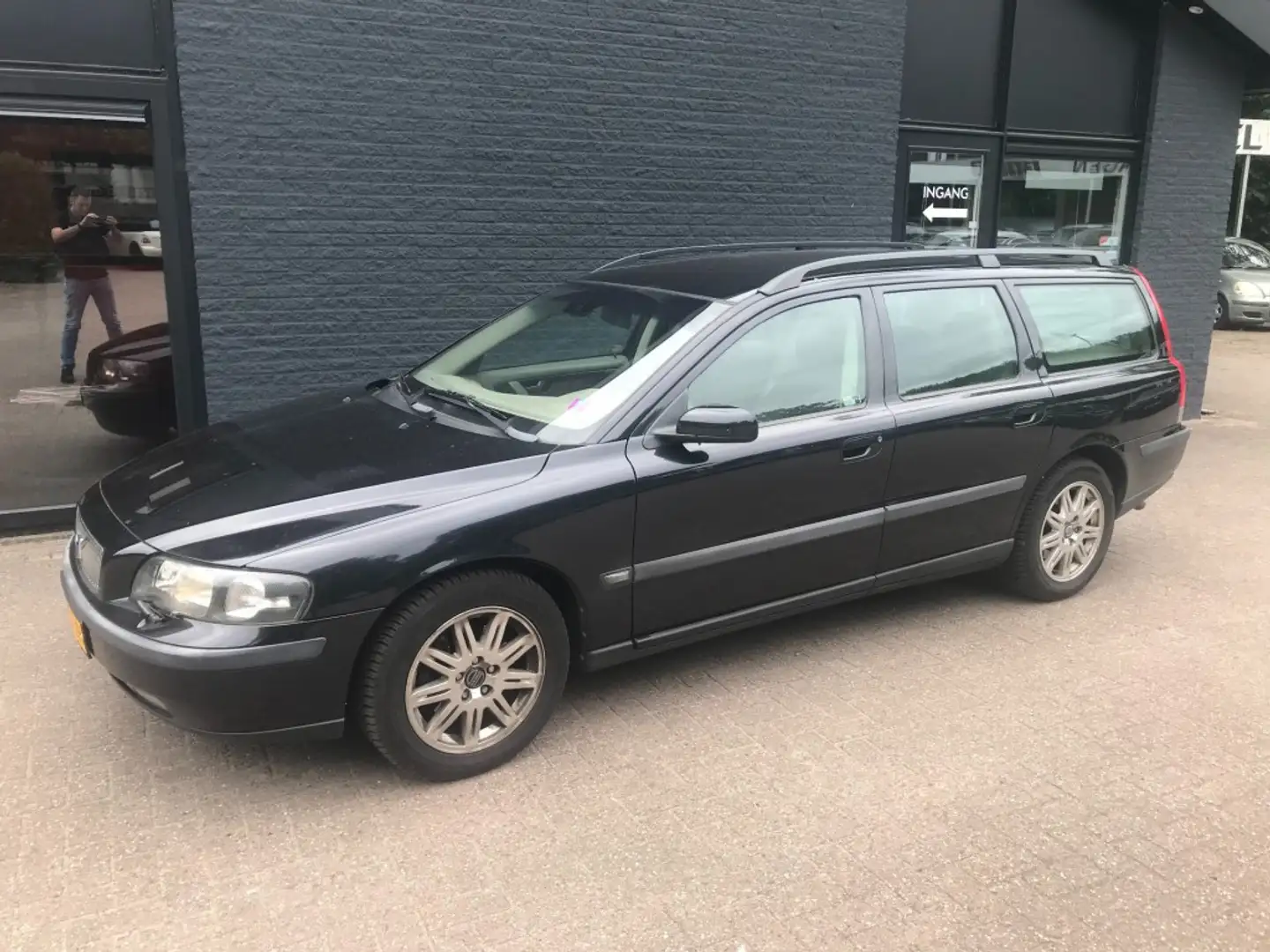Volvo V70 2.4 140pk ** trekhaak/inruilkoopje** Zwart - 2