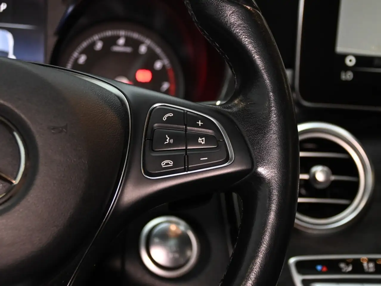 Mercedes-Benz GLC снимка Mercedes-Benz GLC