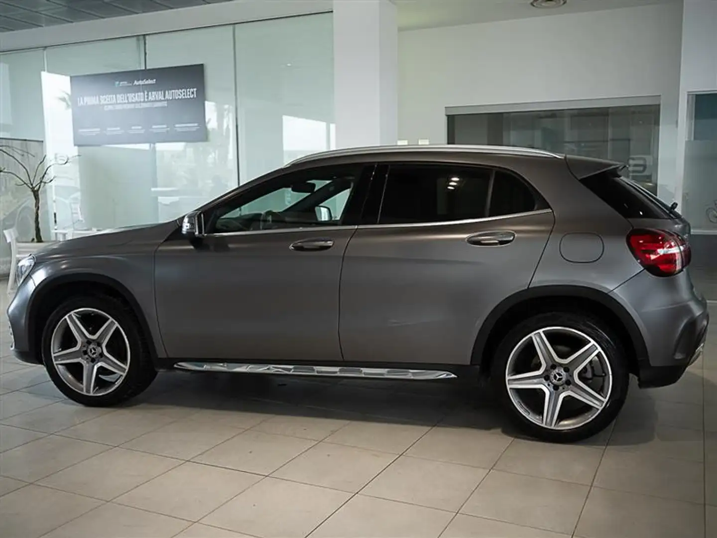Mercedes-Benz GLA 180 CDI / d 1.5 110 Cv Automatic Premium 36 mesi garanzia Gris - 2