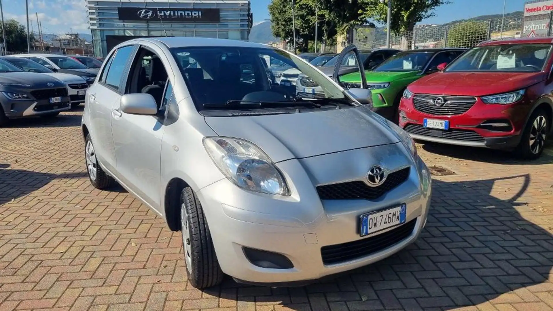 Toyota Yaris 1.0 5 porte Sol Gris - 1