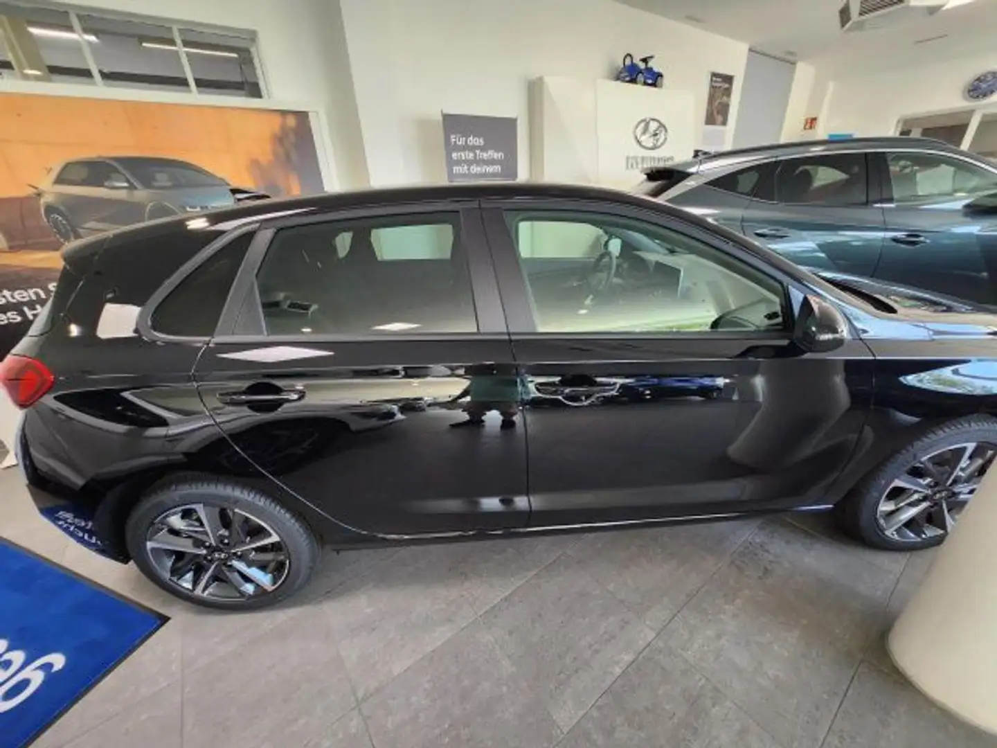 Hyundai i30 5-Türer (MY25) 1.0 T-GDI (100PS) 6-MT 2WD ADVA Schwarz - 2