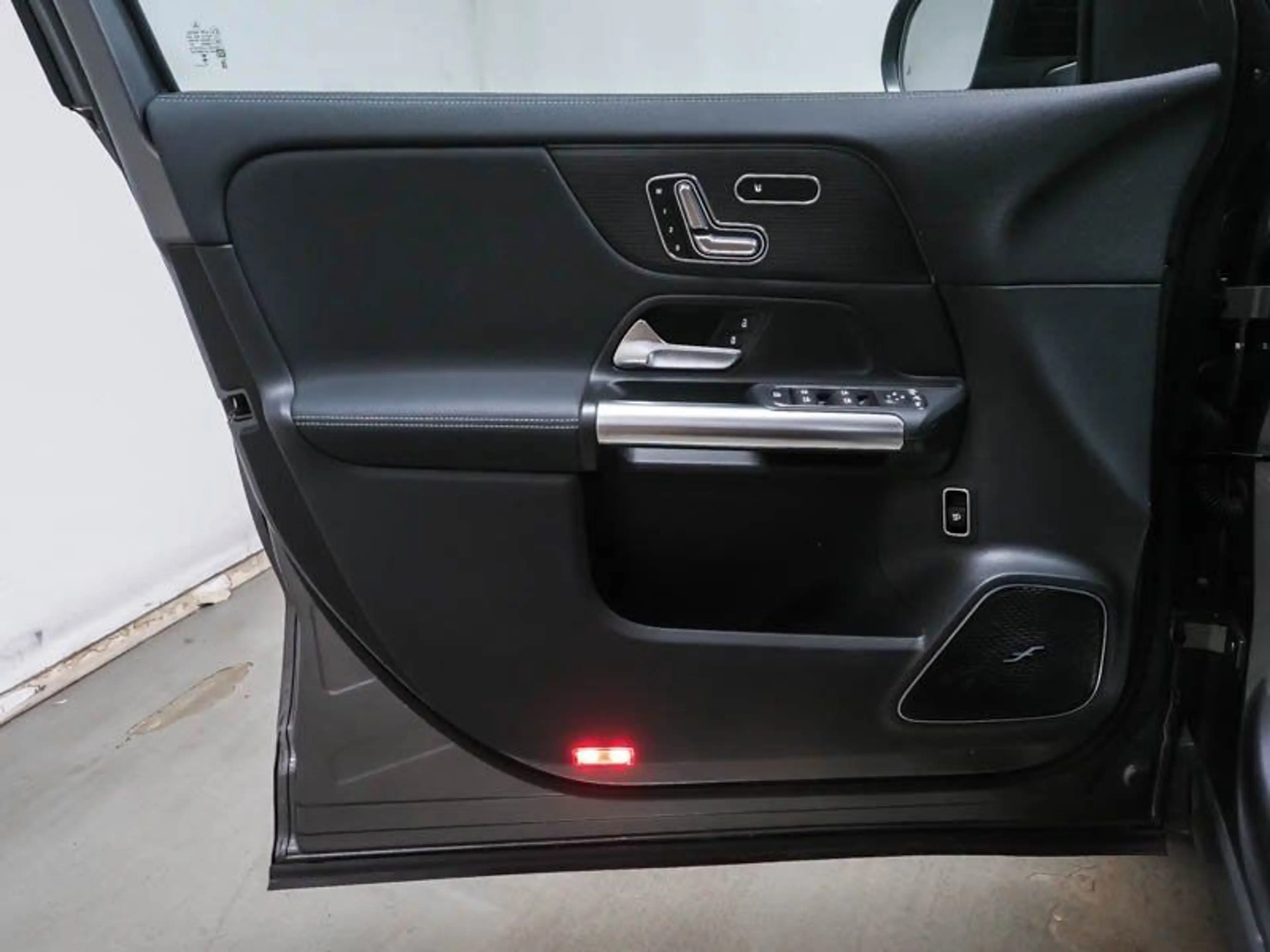 Mercedes-Benz EQA 300 4M AMG PREM+AHK+FAHRASSI+HUD+360°+MEMORY — photo 10
