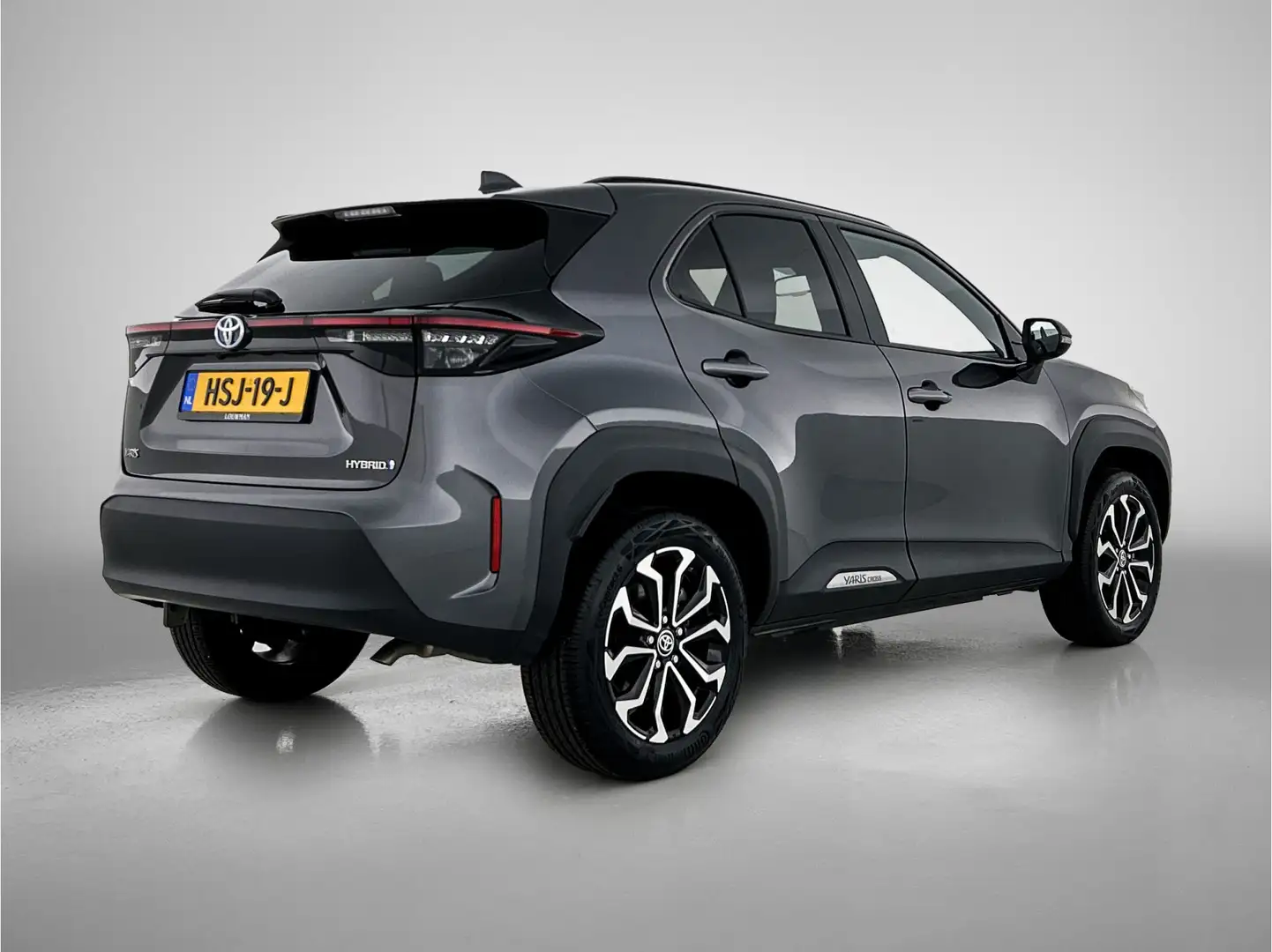 Toyota Yaris Cross 1.5 Hybrid Dynamic Grijs - 2