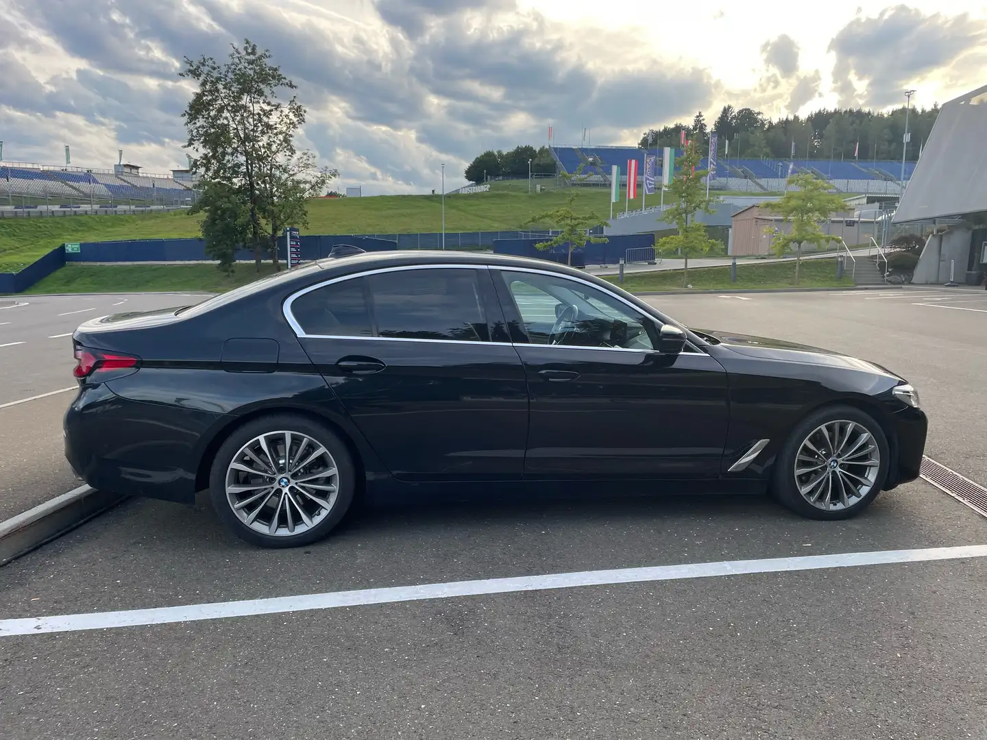 BMW 520 520d xDrive 48 V Aut. Schwarz - 2