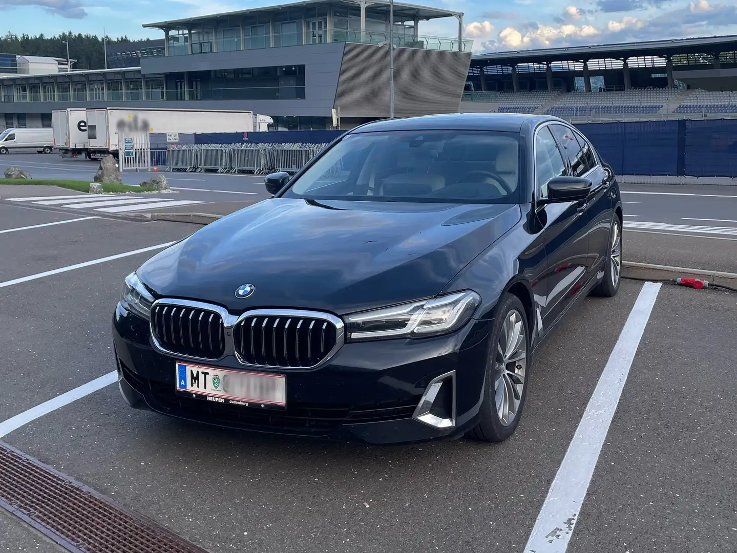 BMW 520 520d xDrive 48 V Aut. Schwarz - 1