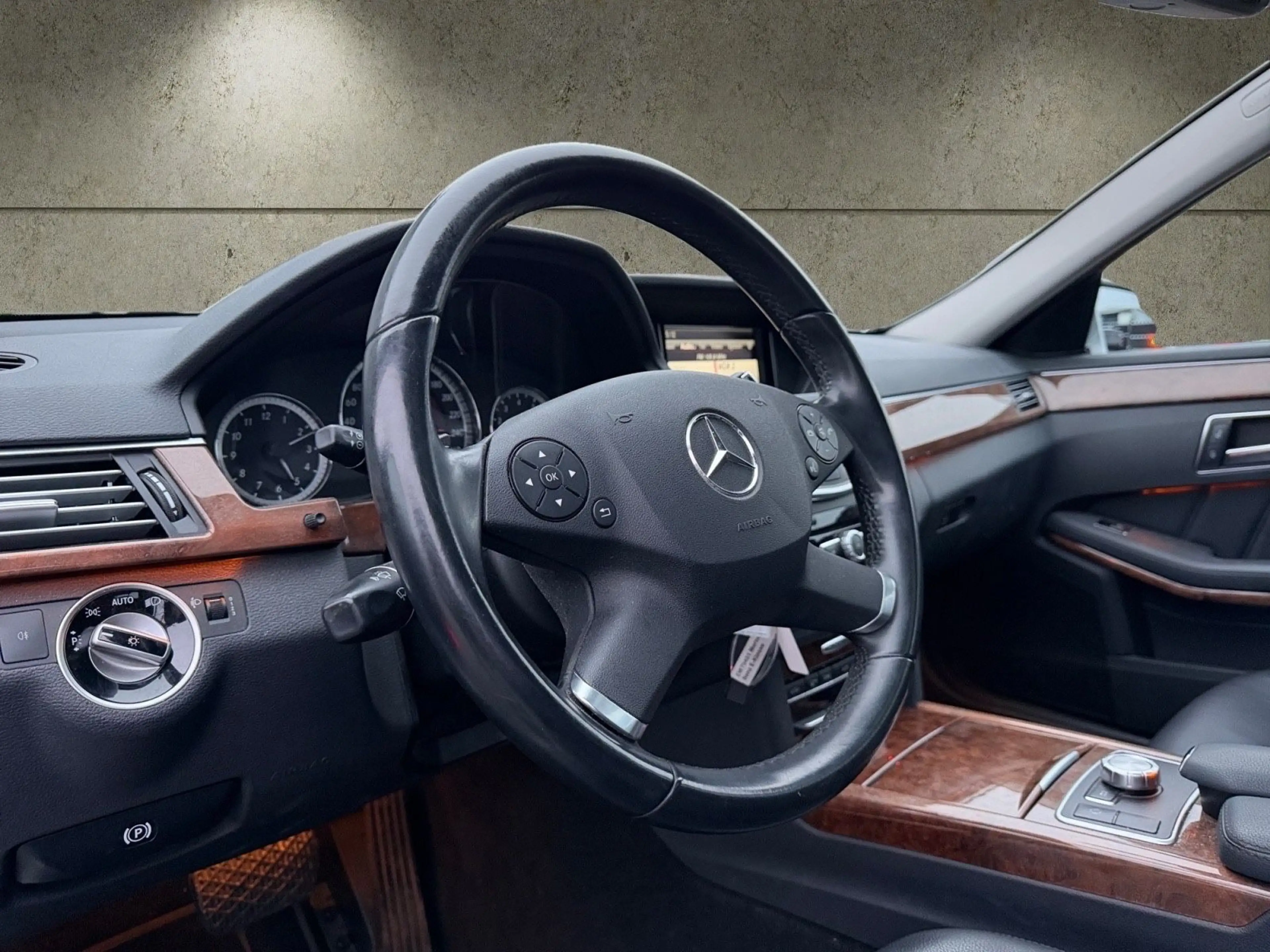 Mercedes-Benz E 250 E Limousine E 250 CGI BlueEfficiency *NAVI — photo 10
