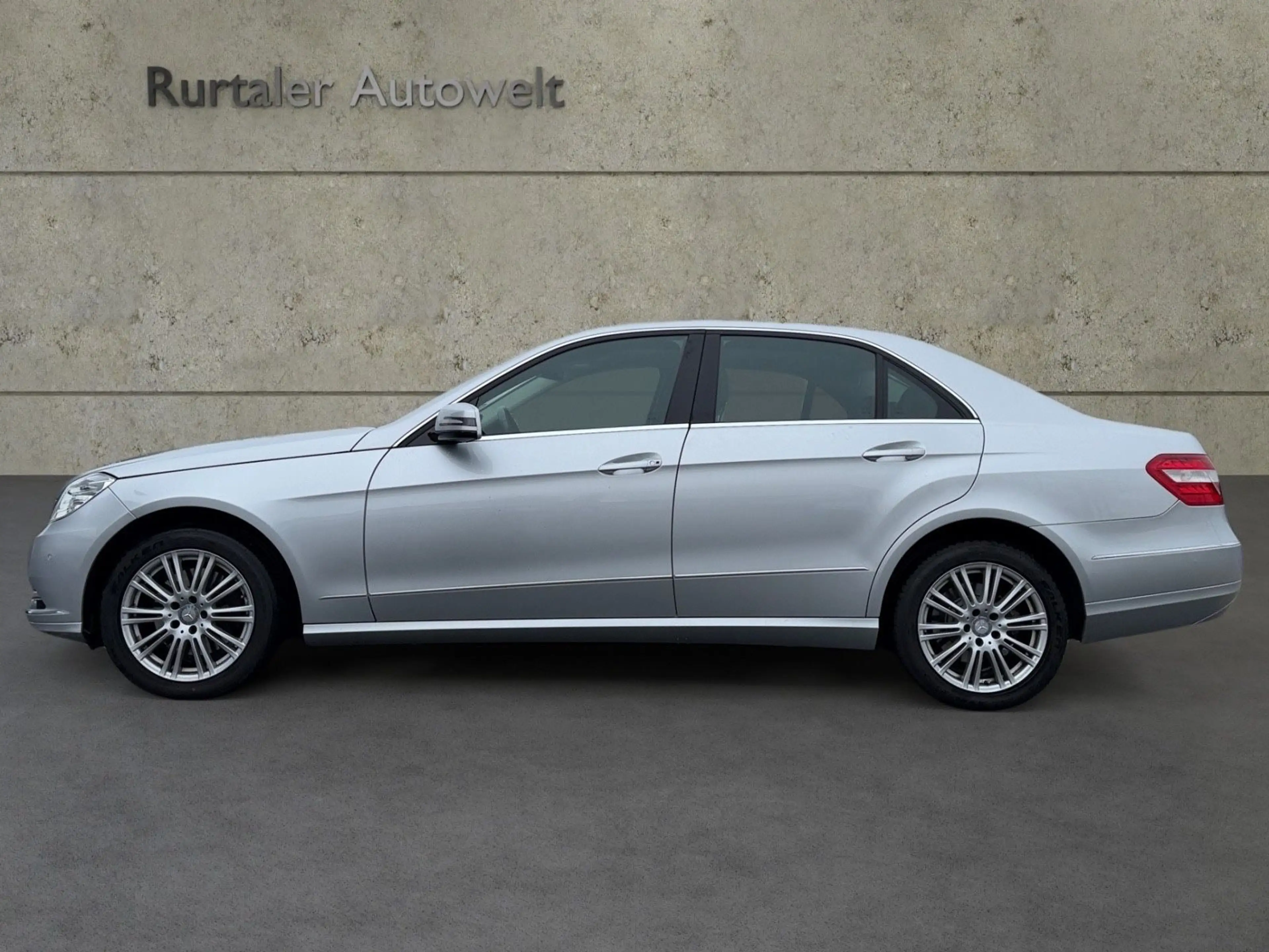 Mercedes-Benz E 250 E Limousine E 250 CGI BlueEfficiency *NAVI — photo 2