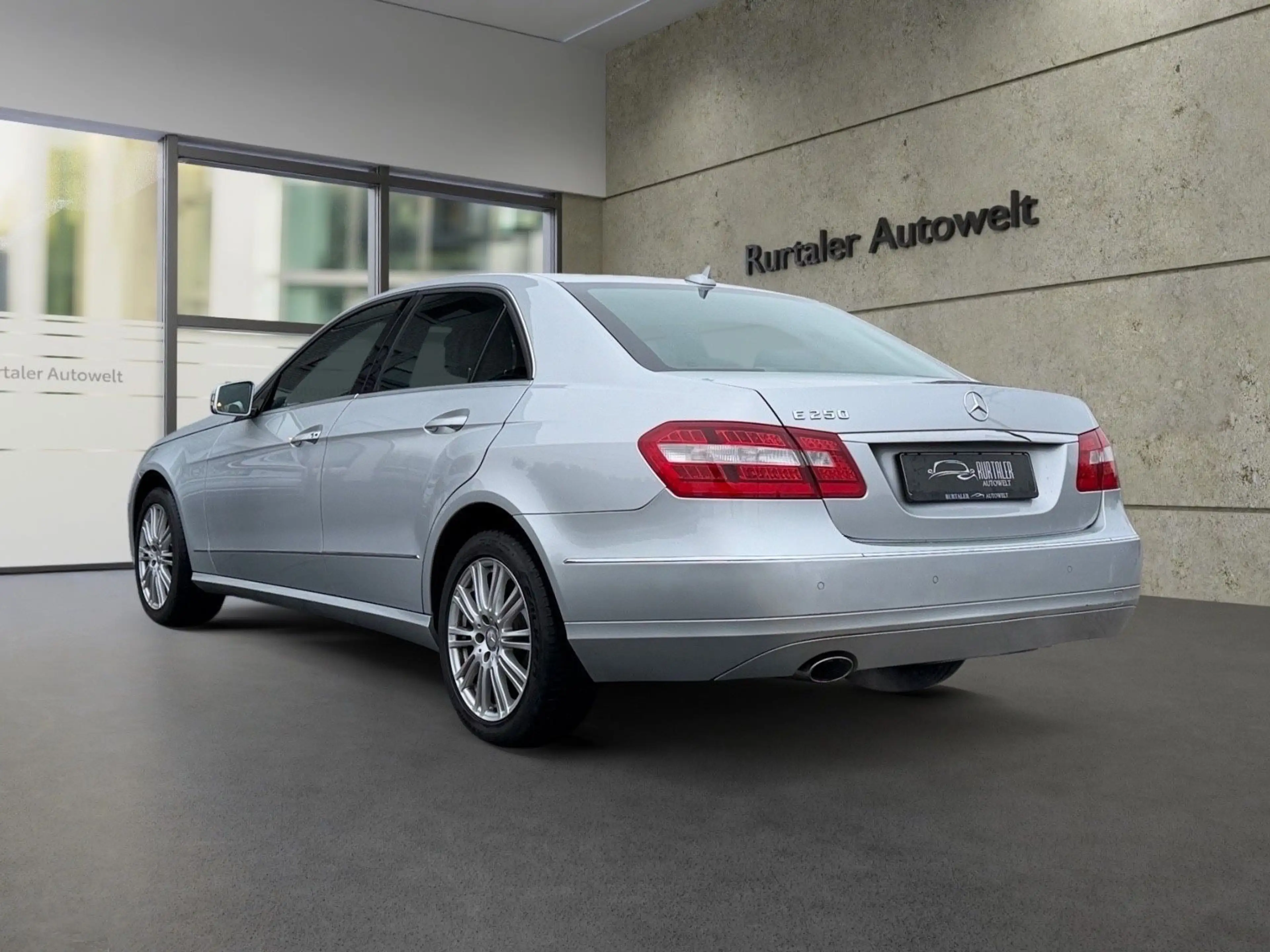 Mercedes-Benz E 250 E Limousine E 250 CGI BlueEfficiency *NAVI — photo 3