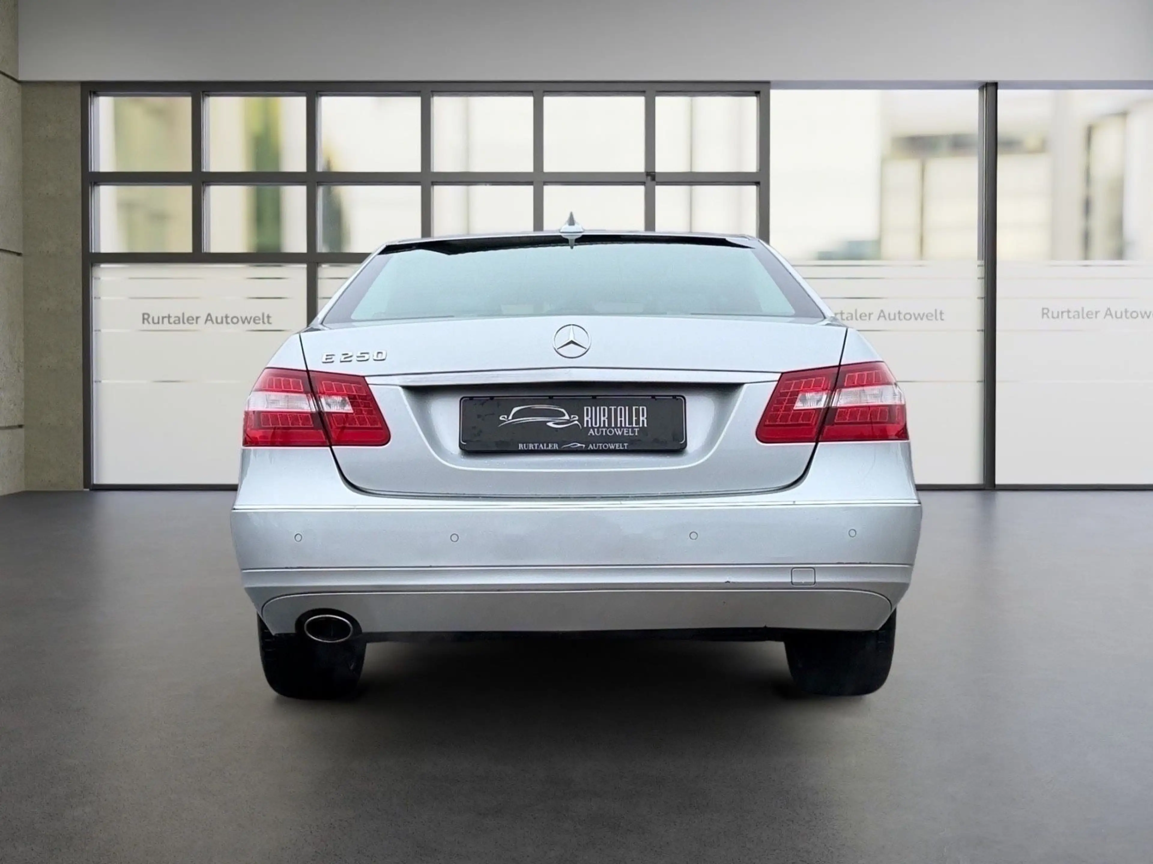 Mercedes-Benz E 250 E Limousine E 250 CGI BlueEfficiency *NAVI — photo 4